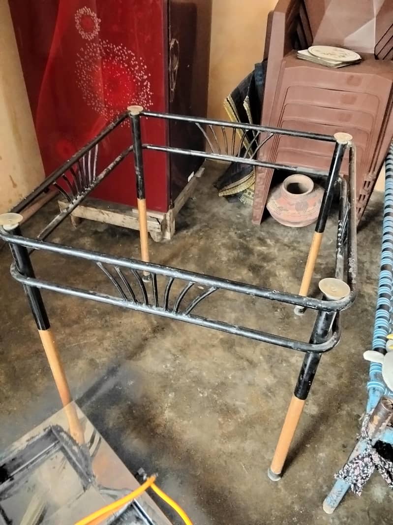 1table 4 chairs metal 3