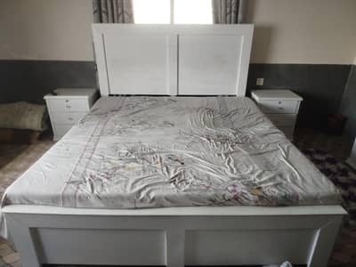 Bed Complete 2 White Bedside Tables – 4 Drawers Each