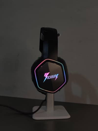 Gaming headphones with flexible and noise cancelation