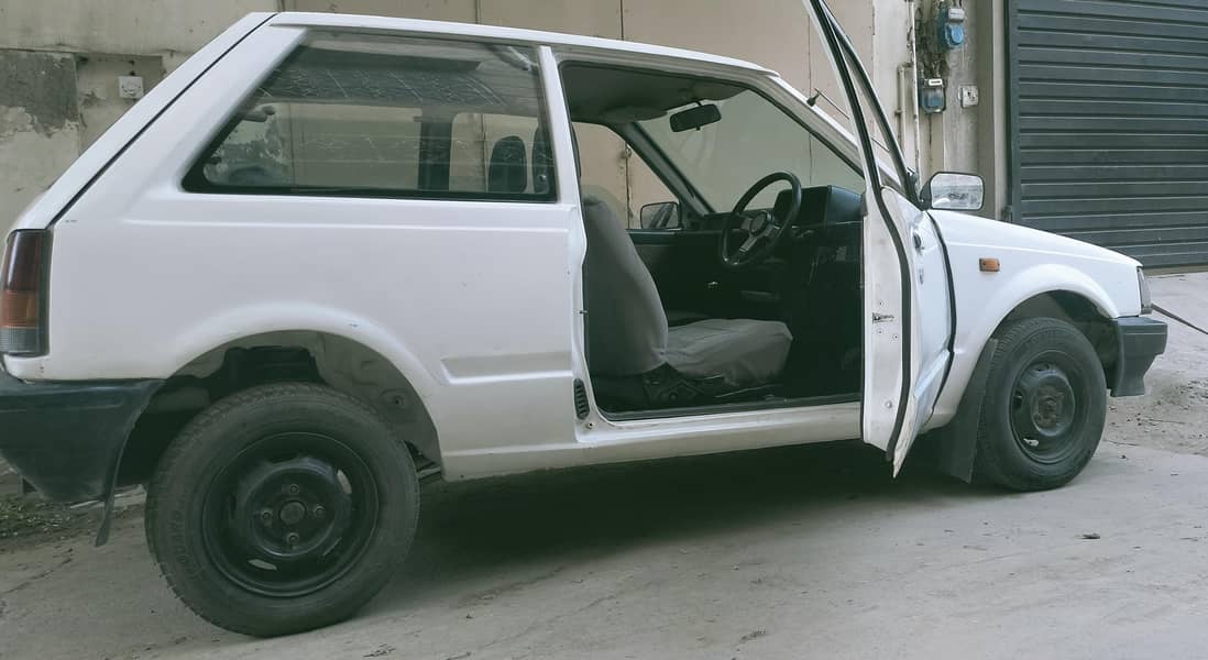 Charade Model 1986 two door 4