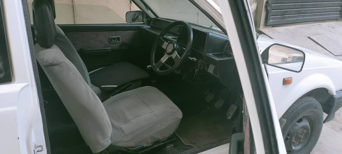 Charade Model 1986 two door 5