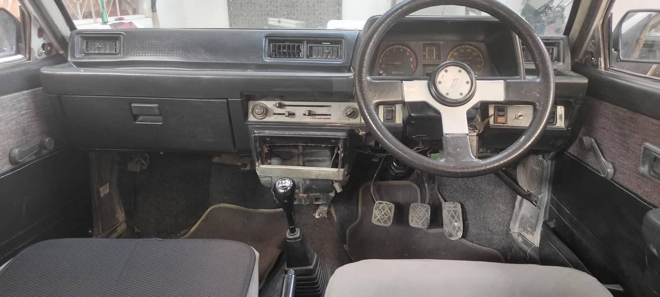 Charade Model 1986 two door 17