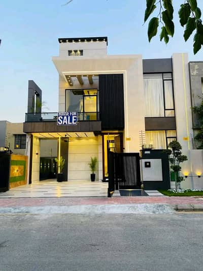 10 Marla Luxury House is Available for Rent in Bahria Town Lahore