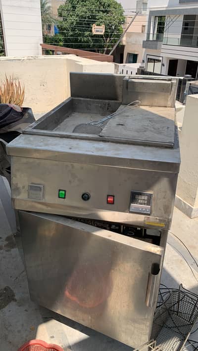 Fryer with dum station/ hot plate