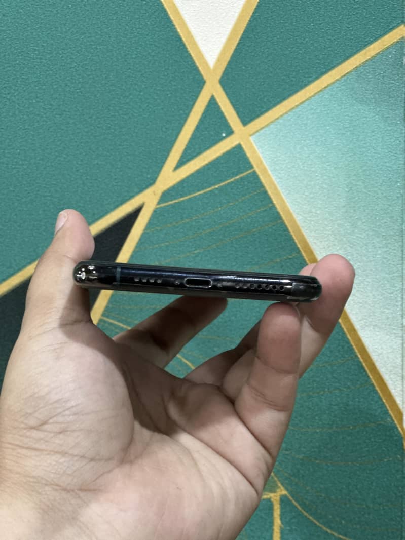 iPhone 11 Pro Max 4