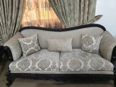7 seater chinioti sofa with 3 table set almost new condition