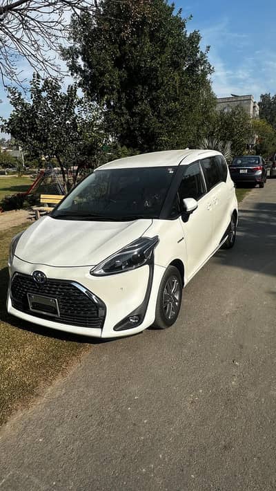 Beautiful 7 seater hybrid Toyota Sienta G