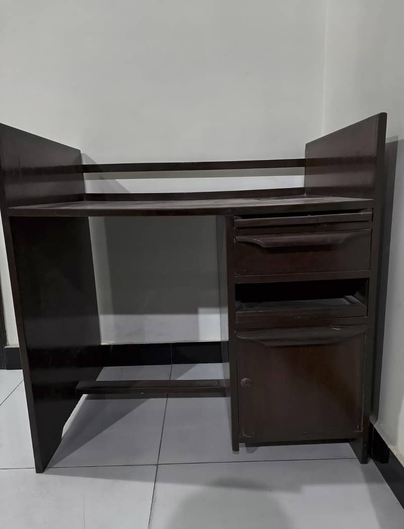 Study table / desk 0
