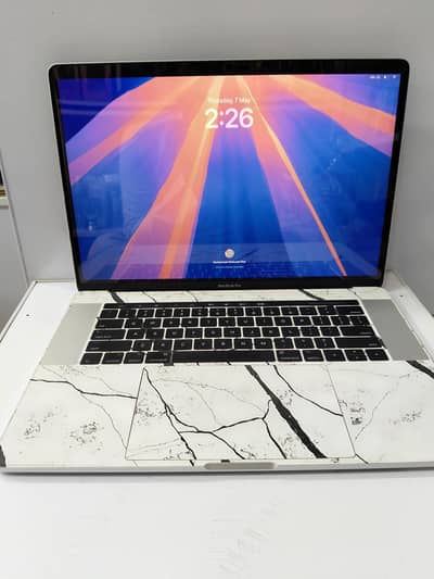 MacBook Pro 2017 – 15" (Intel i7, 16GB RAM, 256GB SSD)