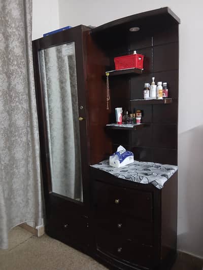 dressing table with drawes