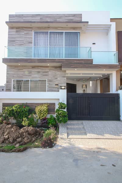 5 MARLA DESIGNER HOUSE FOR RENT IN 9 TOWN AVAILABLE