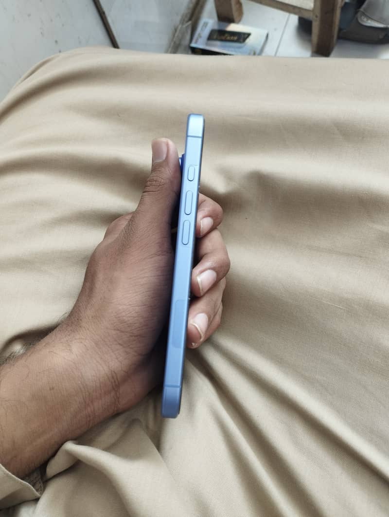 iPhone 16 3