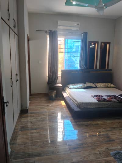 Paying guest room available per day rent in E11 2