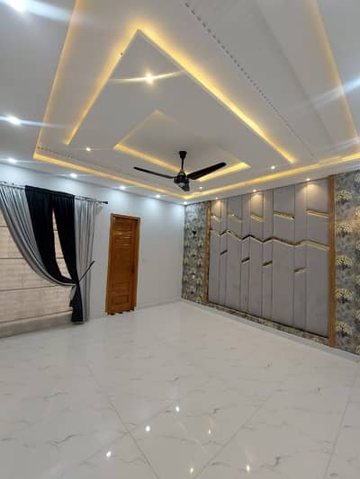 Prime Location House In Wapda Town Sized 10 Marla Is Available