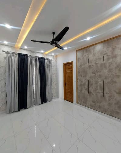 Prime Location 10 Marla Spacious House Available In Wapda Town For rent