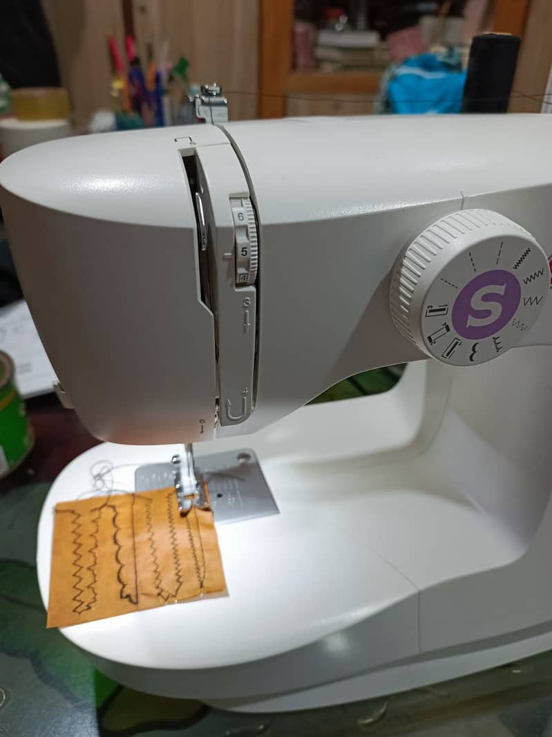 SINGER SEWING MACHINE M1605 1