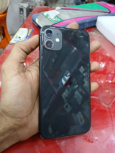 I phone 11 128 gb 77 B. H