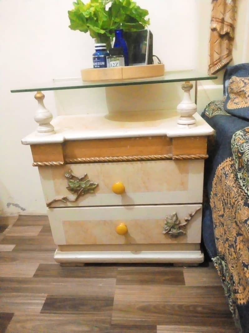 bed side drower n dressing table 2
