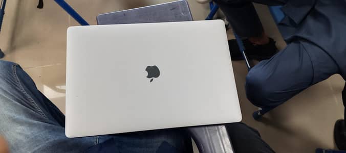 Macbook pro 2019 16 inches screen i7 32 gb Ram 550 SSD