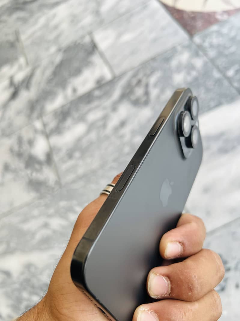 iPhone 16 pro 4