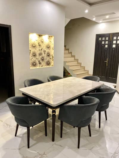 Dining table 6 seater brand new