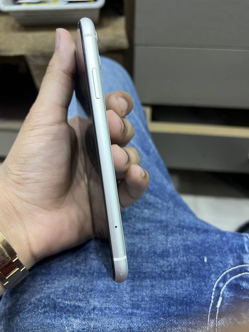 iPhone 11 3