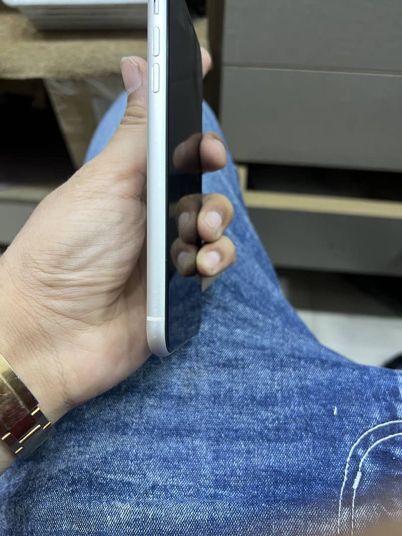 iPhone 11 4
