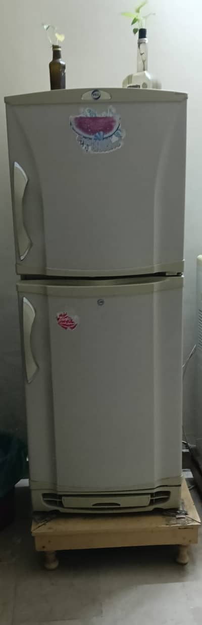 Pel Refrigerator Crystal Medium Size (Model 2300JF)