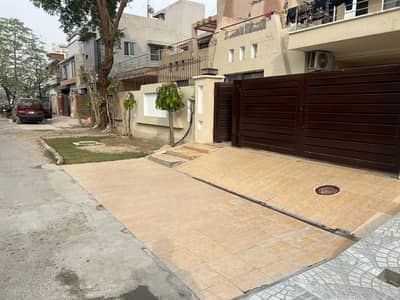 10 Marla Model House for Sale in Khayaban-e-Amin Block D (3 Bed | Prime Location)
