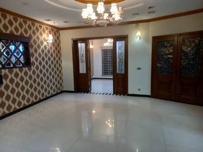 10 marla Outstanding ALMOST NEW lower portion in johar Town near SHAUKAT KHANUM HOSPITAL