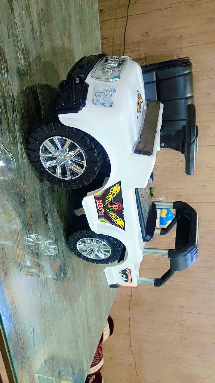 بچوں کے لیے خوبصورت جیپ کار دستیاب  اپنے 9
