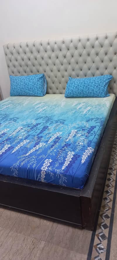 Tufted Bed Headboard – Used butt in good condition