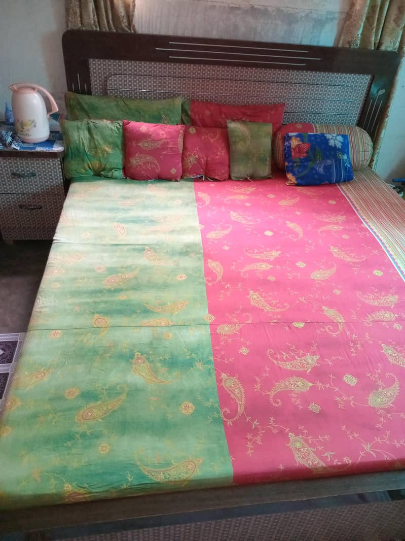 Full size bed 0