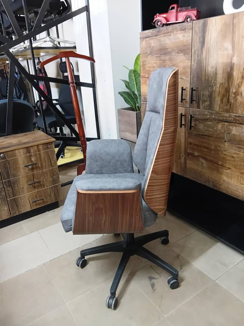 Executive Chairs 18
