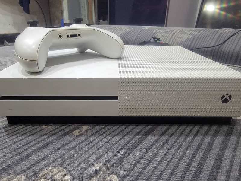 Xbox one s used condition original controller + wire controller 1