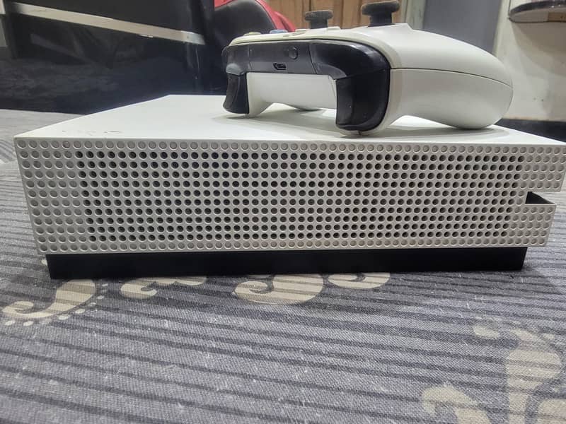 Xbox one s used condition original controller + wire controller 4