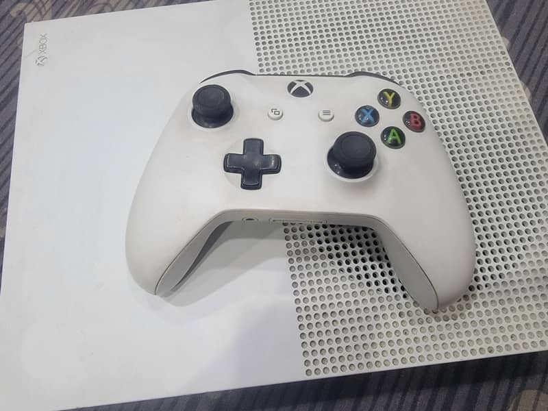 Xbox one s used condition original controller + wire controller 6