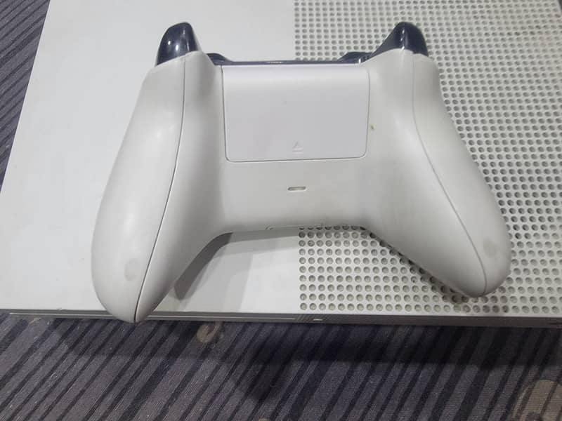Xbox one s used condition original controller + wire controller 7