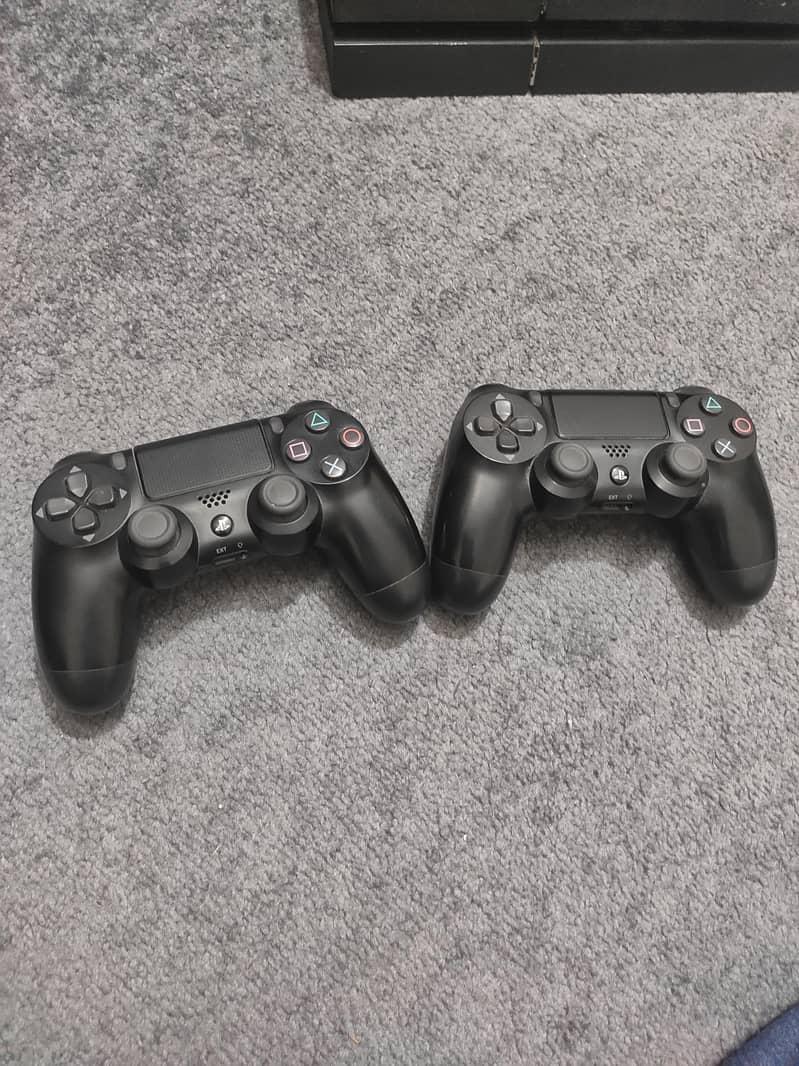 Ps4 complete set | 2 controllers, console, 1 game 2
