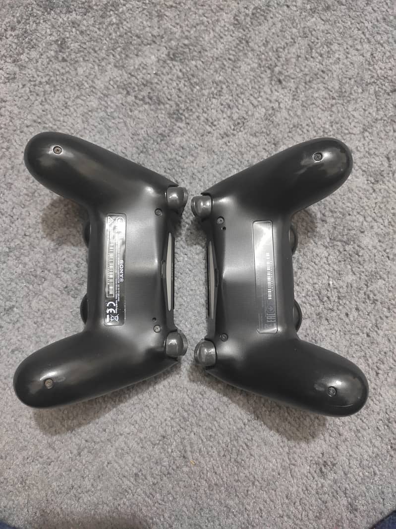 Ps4 complete set | 2 controllers, console, 1 game 3