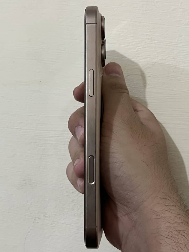 iPhone 16 pro max 4