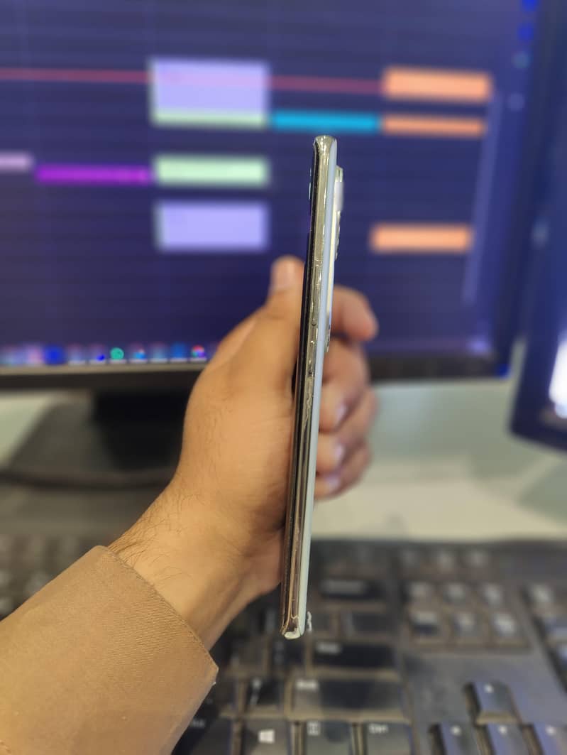 Vivo V40 E 4