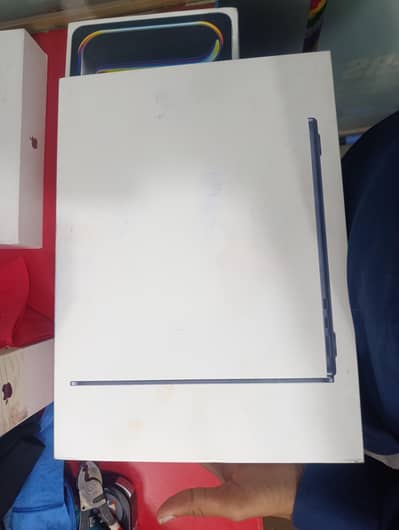 MacBook Air M5    13 inch 16/512 box pack