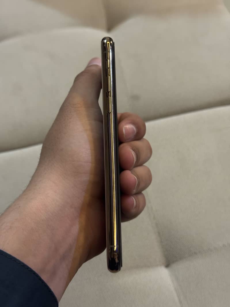 iPhone Xs 4