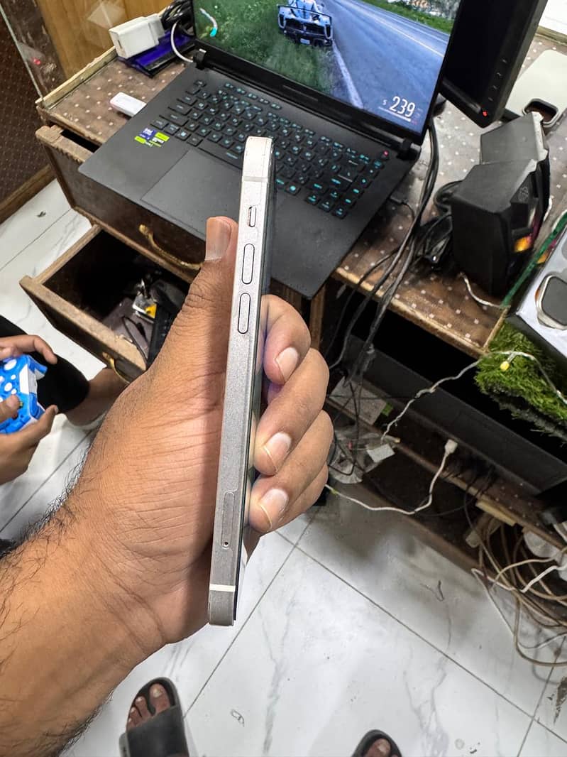 Apple iPhone 14 4