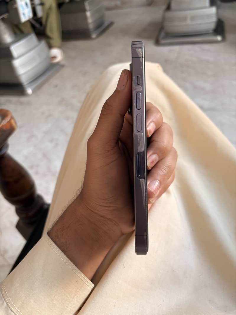 iPhone 14 pro 4
