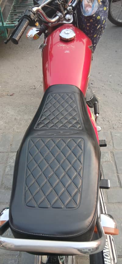Honda 125 Red Colour