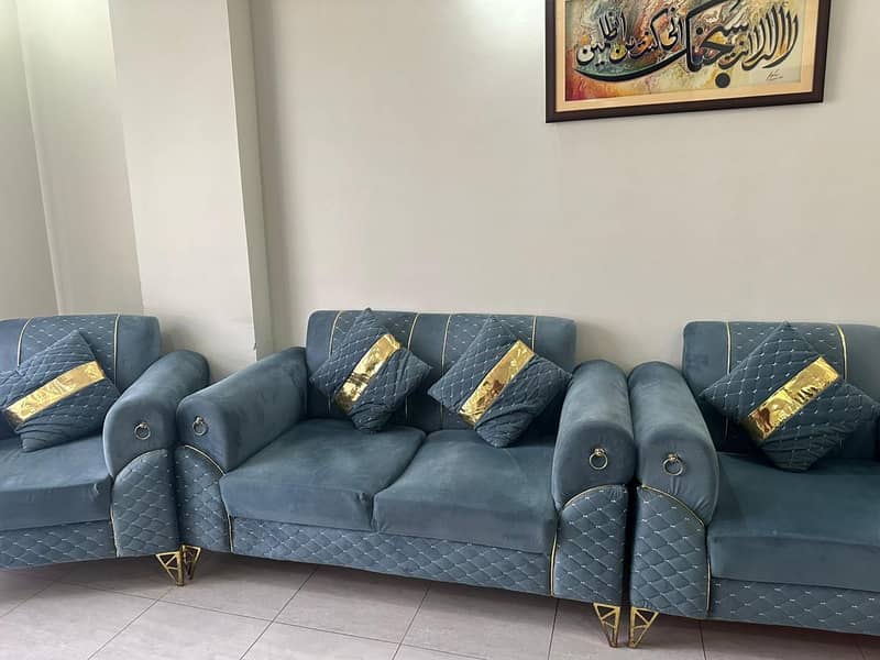 4 seatee sofa 0