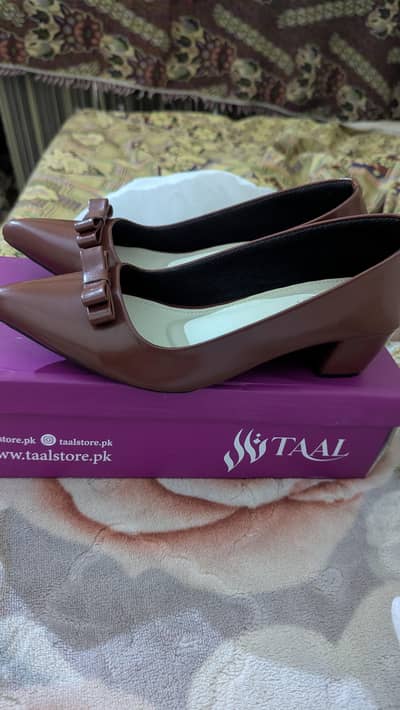 Court shoes