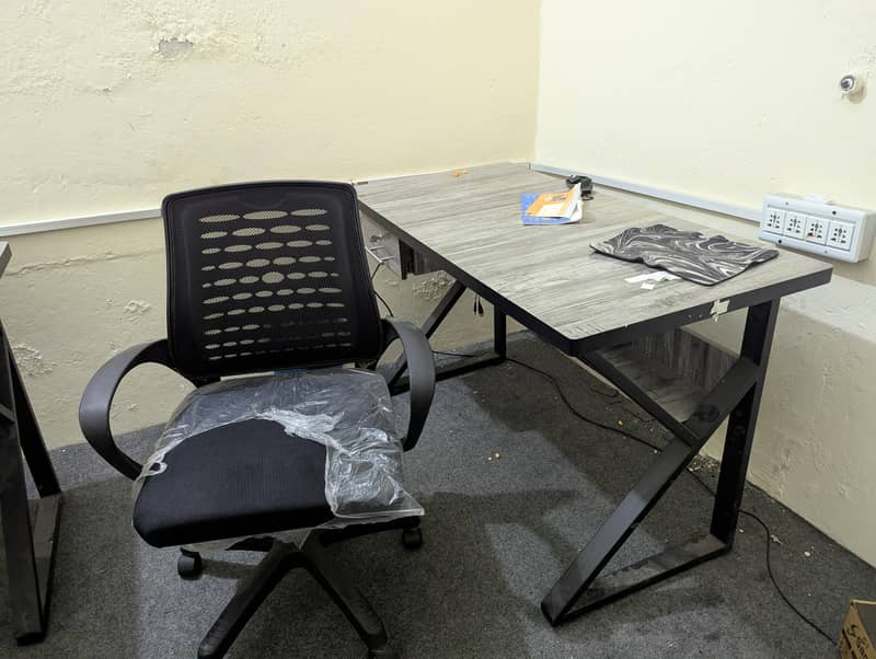 Computer Table and Chair 0